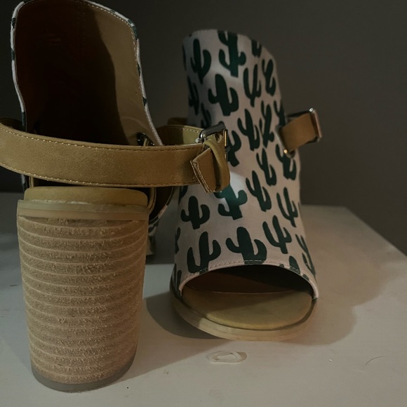 Very Volatile Women's Shoes Cactus Pattern Heels Los Angeles Size 9 - Picture 2 of 3